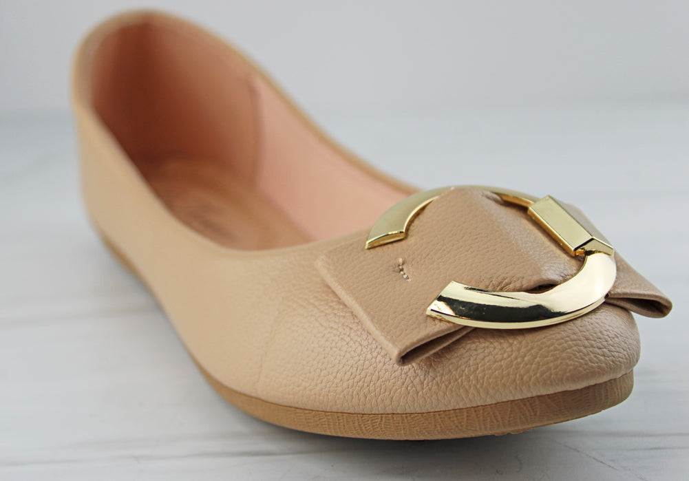 Kinsella 28 Womens Classic Round Toe Gold Accent Flats