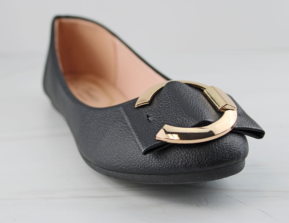 Kinsella 28 Womens Classic Round Toe Gold Accent Flats